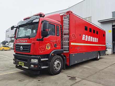 重汽汕德卡9人移動(dòng)廁所車(chē)